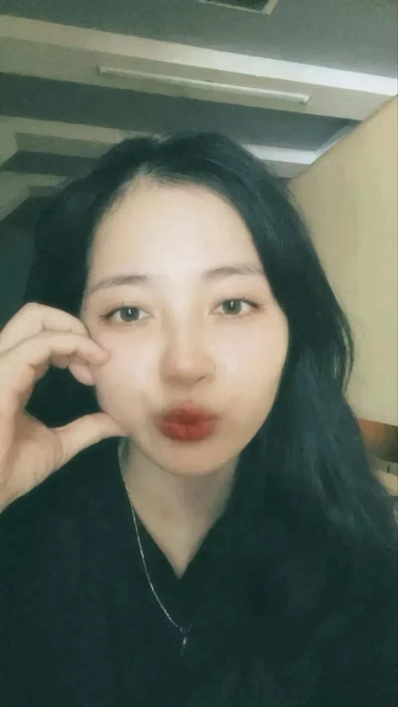 Gái xinh tóc ngắn đeo kính cute mang lại sự tươi mới, dễ mến
