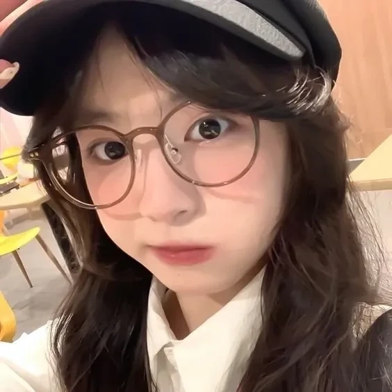 Gái xinh đeo kính cute làm nổi bật nét thông minh và cuốn hút