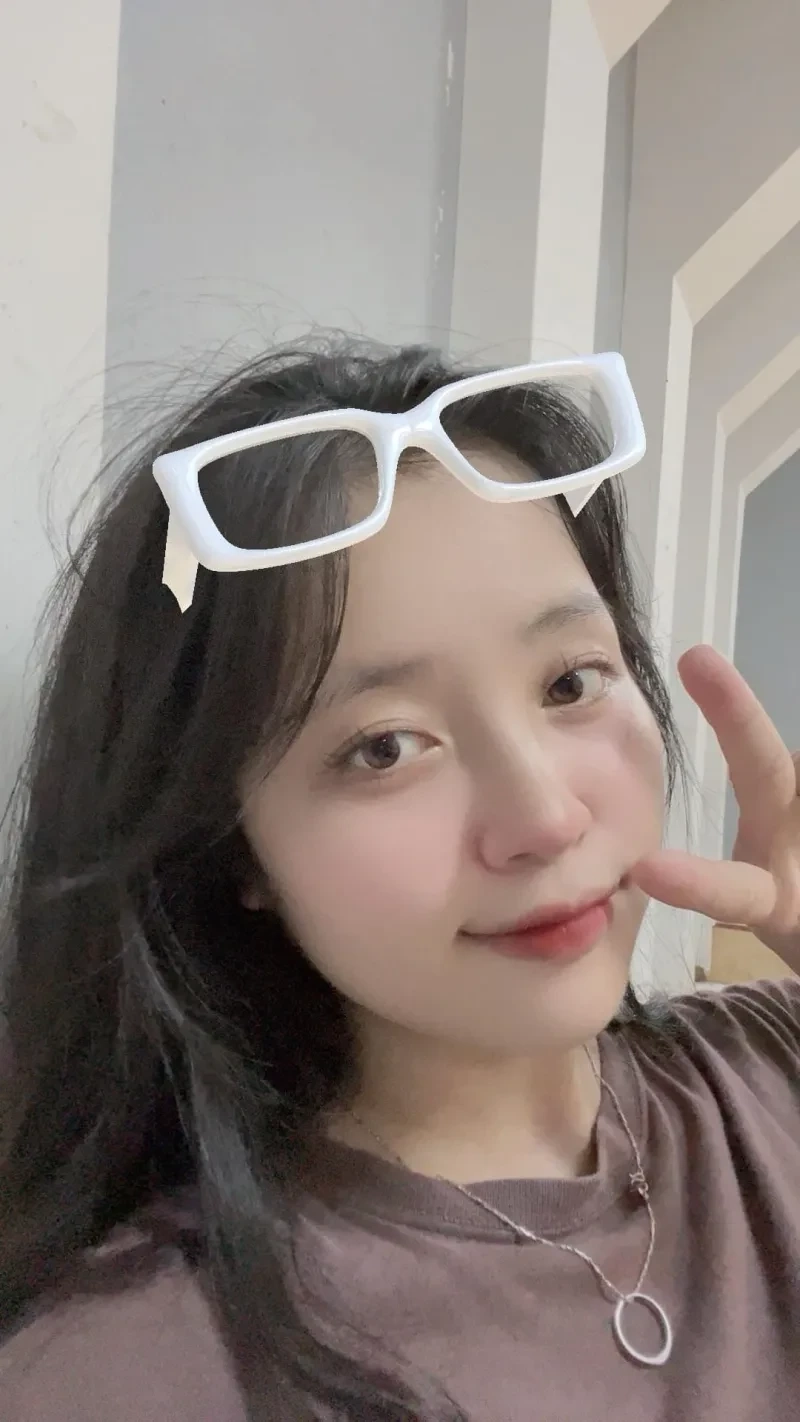 Hình gái cute che mặt tạo nên vẻ đẹp lôi cuốn và bí ẩn