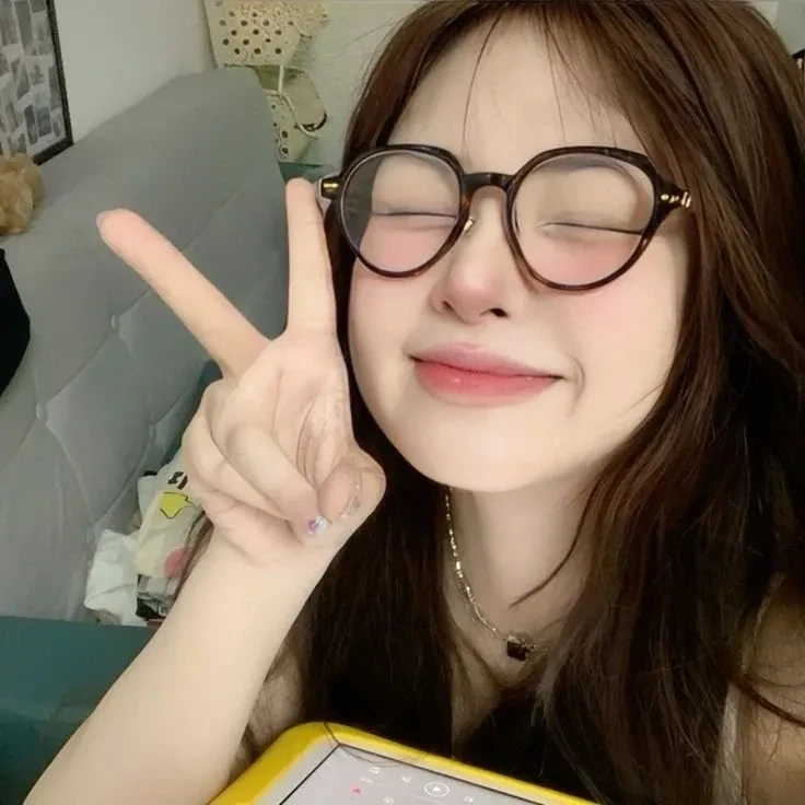 Hình gái xinh đeo mắt kính cute thể hiện sự duyên dáng, thông minh