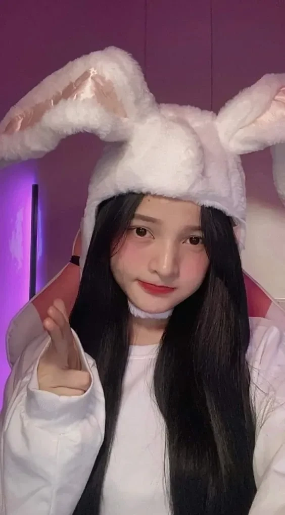 Hình ảnh con gái cute dễ thương đeo kính tạo vẻ thông minh, dễ mến