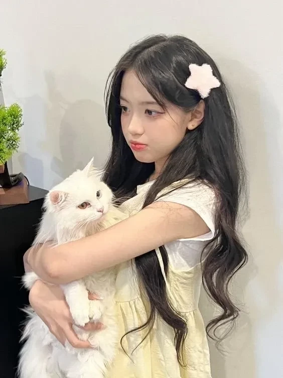 Xinh đeo kính hình ảnh con gái cute dễ thương tạo nên sự quyến rũ