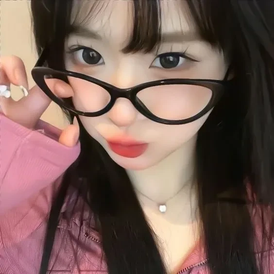 Ảnh con gái cute che mặt tạo nên vẻ đẹp bí ẩn, thu hút mọi ánh nhìn