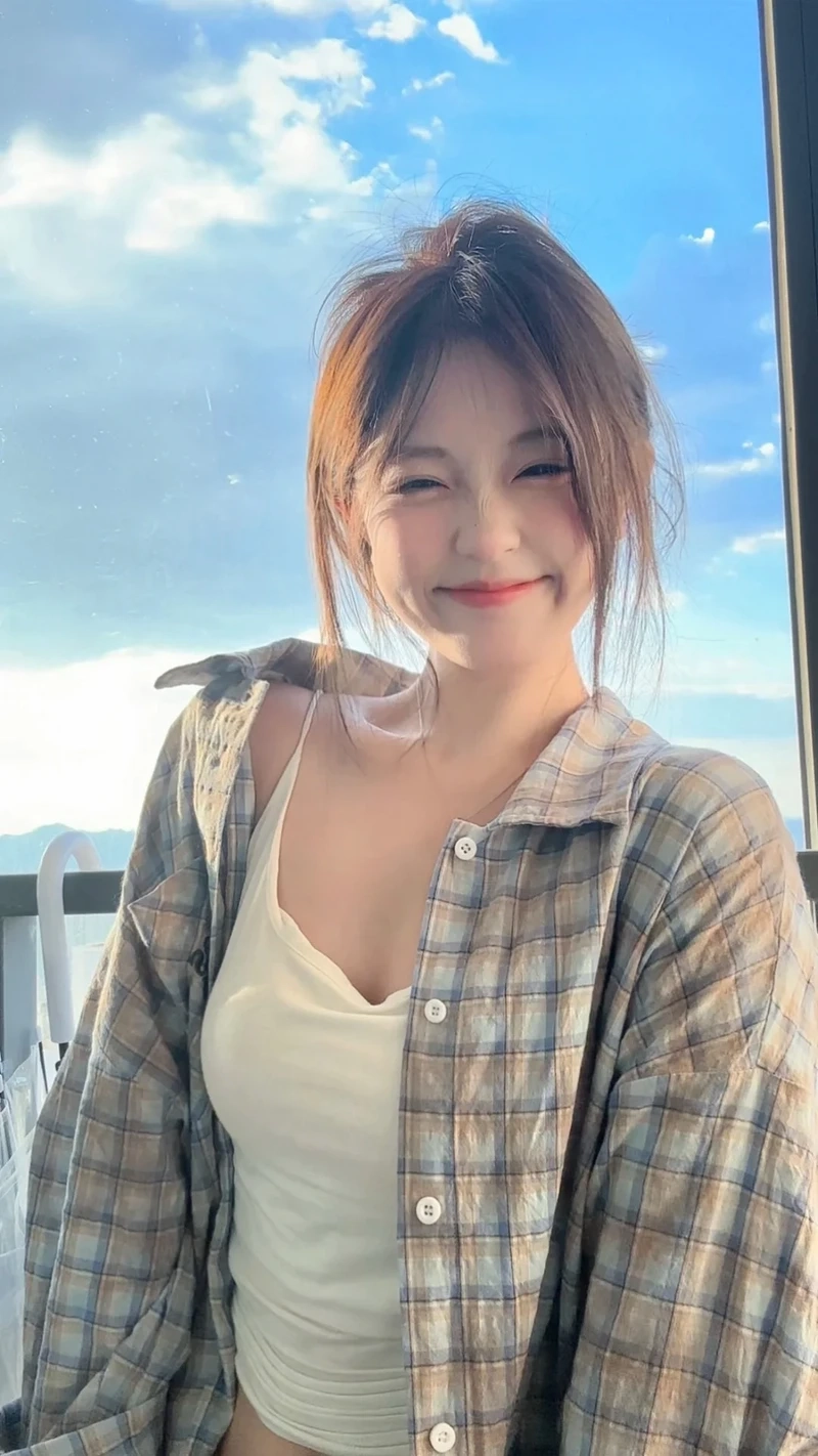 Gái cute che mặt tạo sự huyền bí và sự quyến rũ đầy lôi cuốn