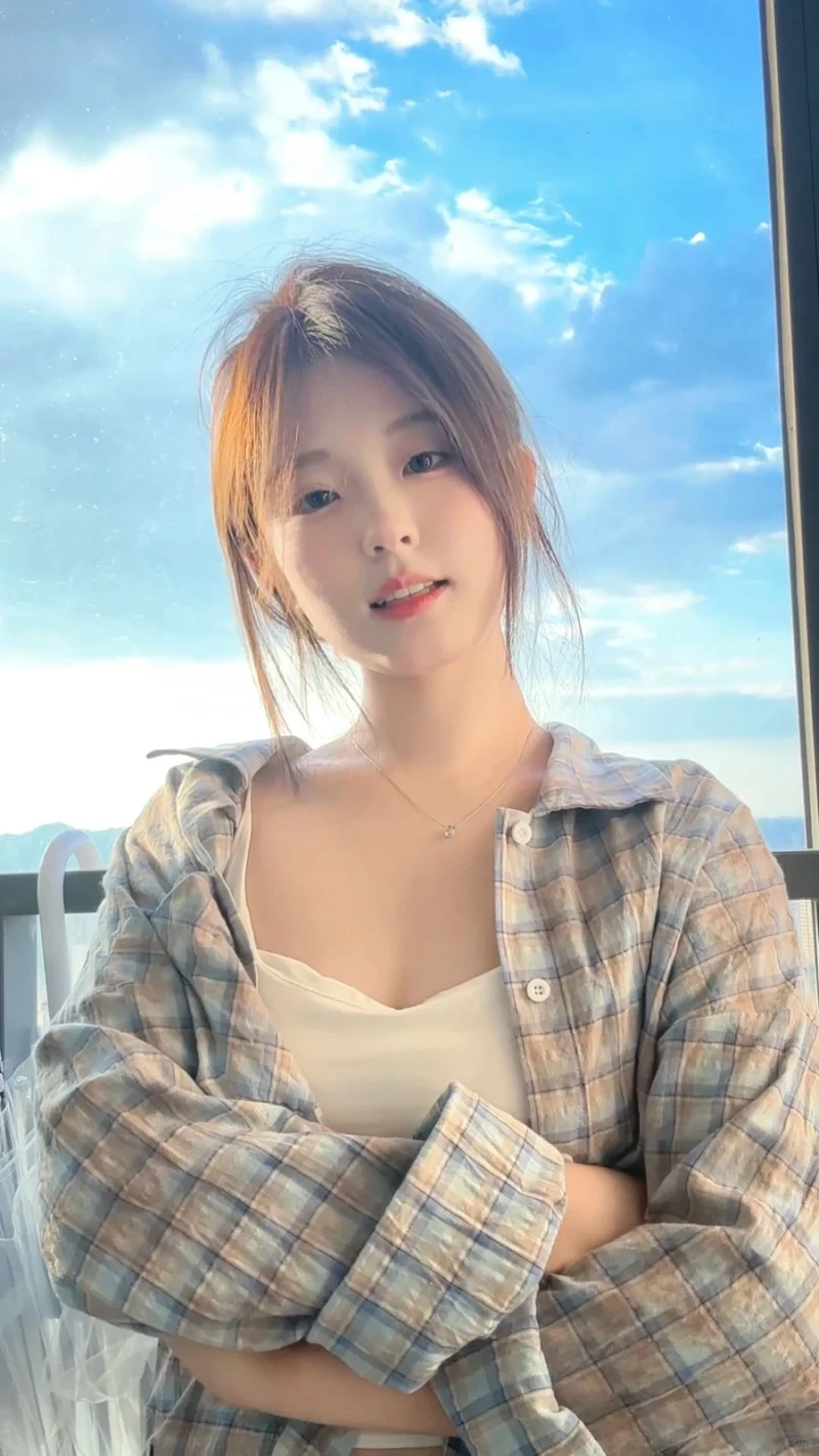 Gái cute đeo kính làm nổi bật nét đẹp thông minh và quyến rũ
