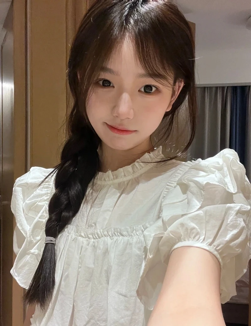 Gái xinh cute che mặt tạo ra vẻ đẹp bí ẩn và cuốn hút