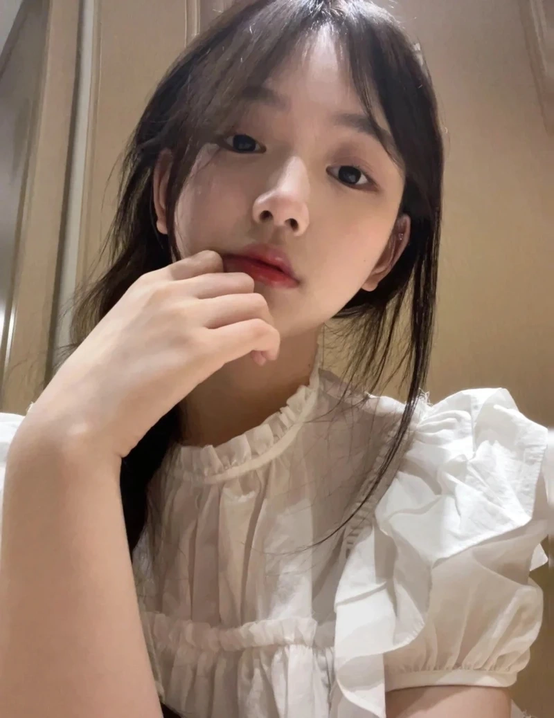 Gái xinh cute tóc dài với vẻ đẹp dịu dàng, nữ tính và dễ thương