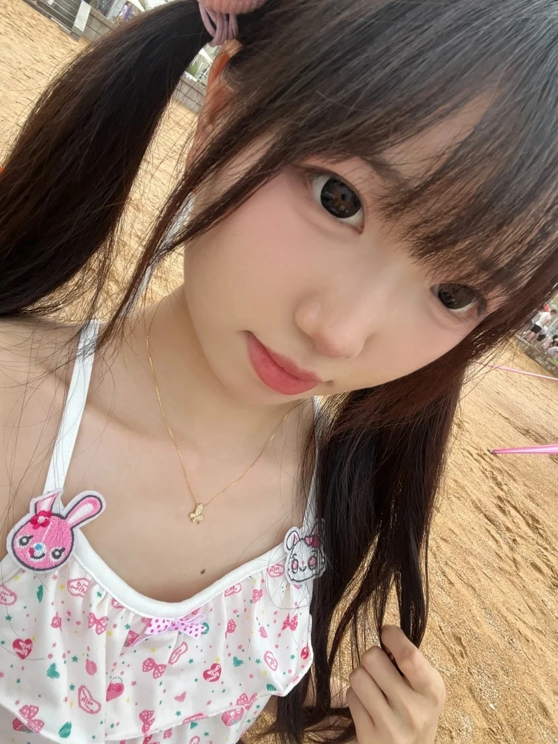 Gái xinh cute đeo kính nổi bật với sự quyến rũ, duyên dáng