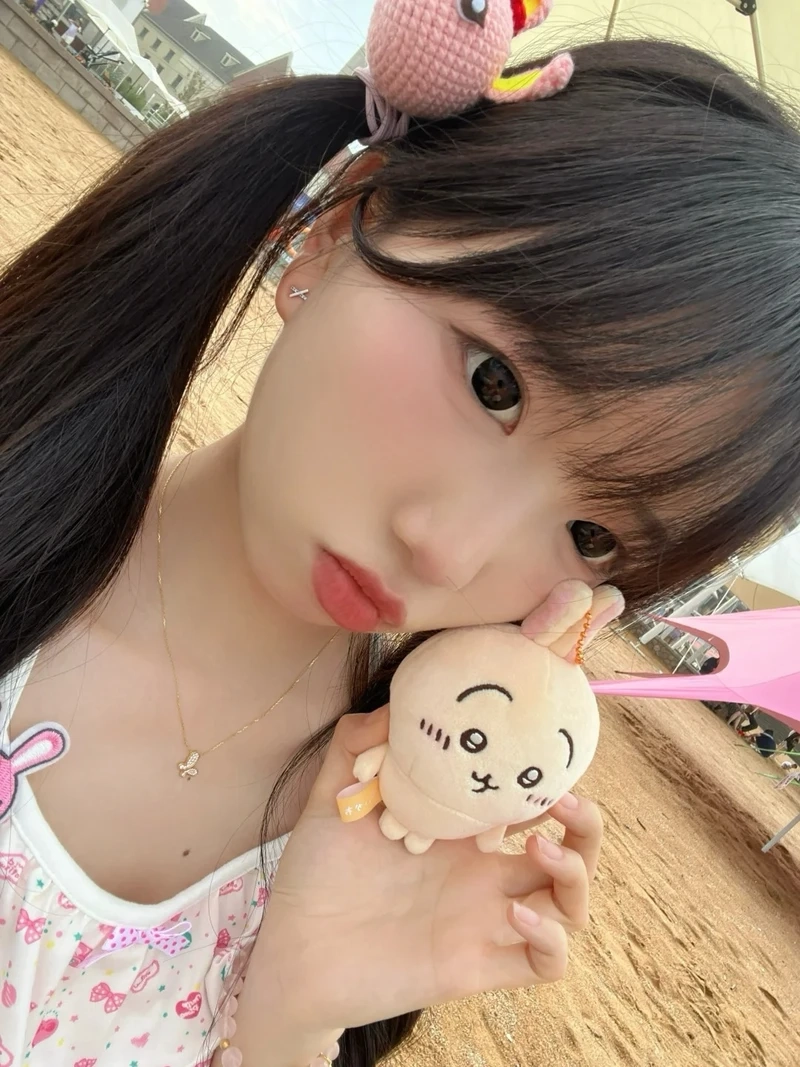 Gái xinh tóc dài đeo kính cute tạo nên vẻ đẹp dịu dàng, thu hút