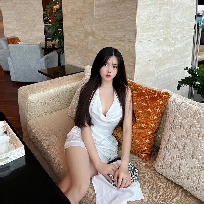Gái xinh Việt Nam đi du lịch biển là hình ảnh đầy sức sống