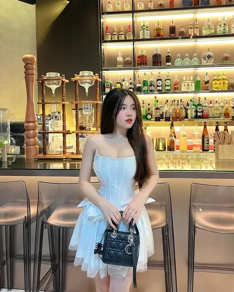Gái xinh Việt Nam ngắm hoàng hôn trên biển ghi dấu ấn khó quên