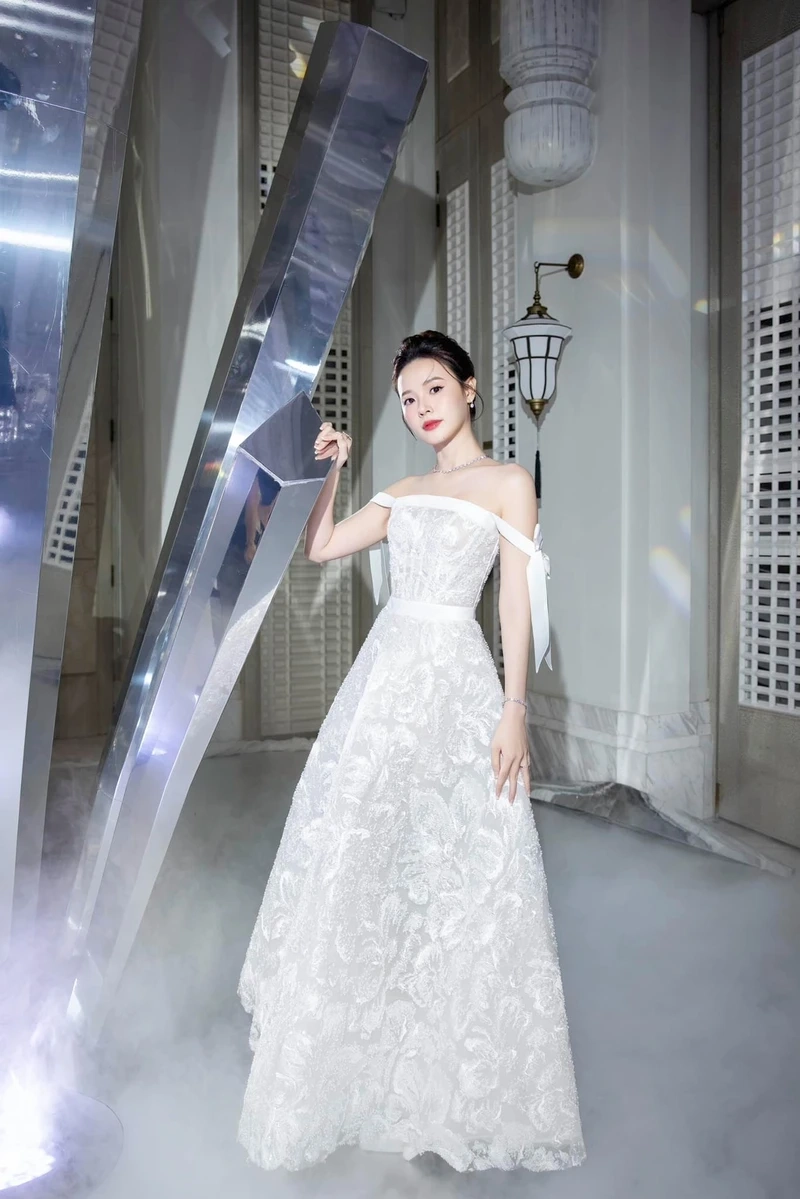 Midu cưới là sự kiện gây bất ngờ và làm xôn xao cộng đồng mạng