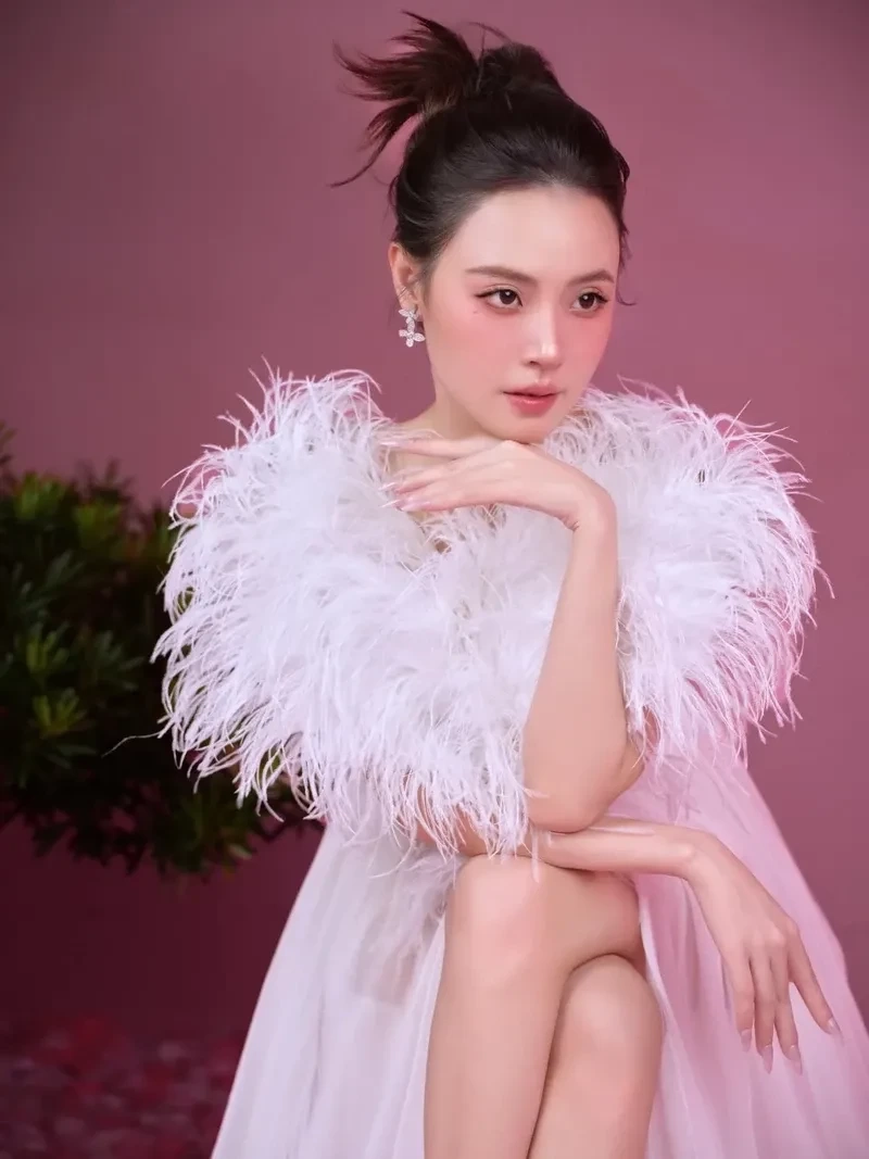 Midu mặc áo dài tạo ấn tượng với phong thái thanh thoát, duyên dáng