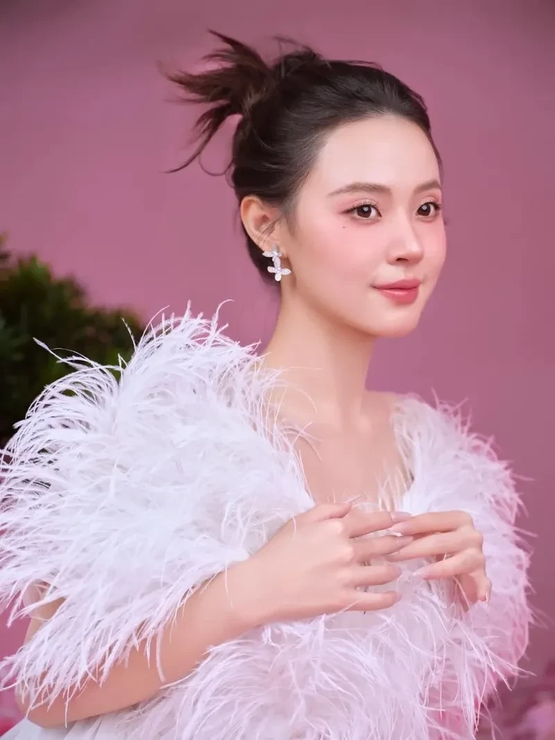 Ảnh midu thể hiện nét đẹp tươi trẻ và cuốn hút của cô