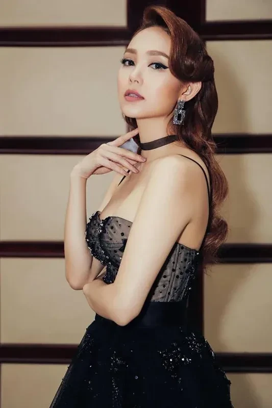 Minh Hằng là ca sĩ nổi tiếng với nhiều ca khúc hit hấp dẫn