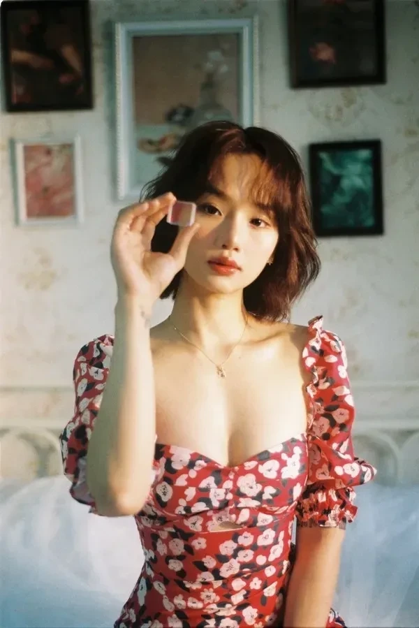 Hình ảnh ca sĩ Miu Lê với nụ cười tươi tắn và ánh nhìn đầy cuốn hút