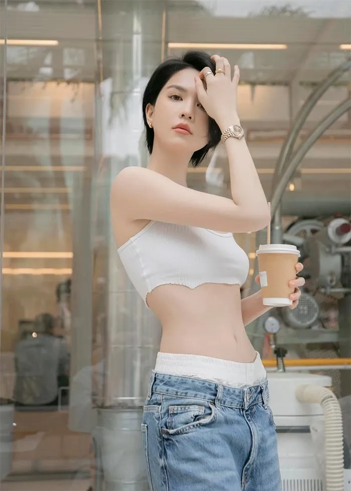 Ngọc Trinh với nội y siêu nhỏ, tôn lên vóc dáng hoàn hảo