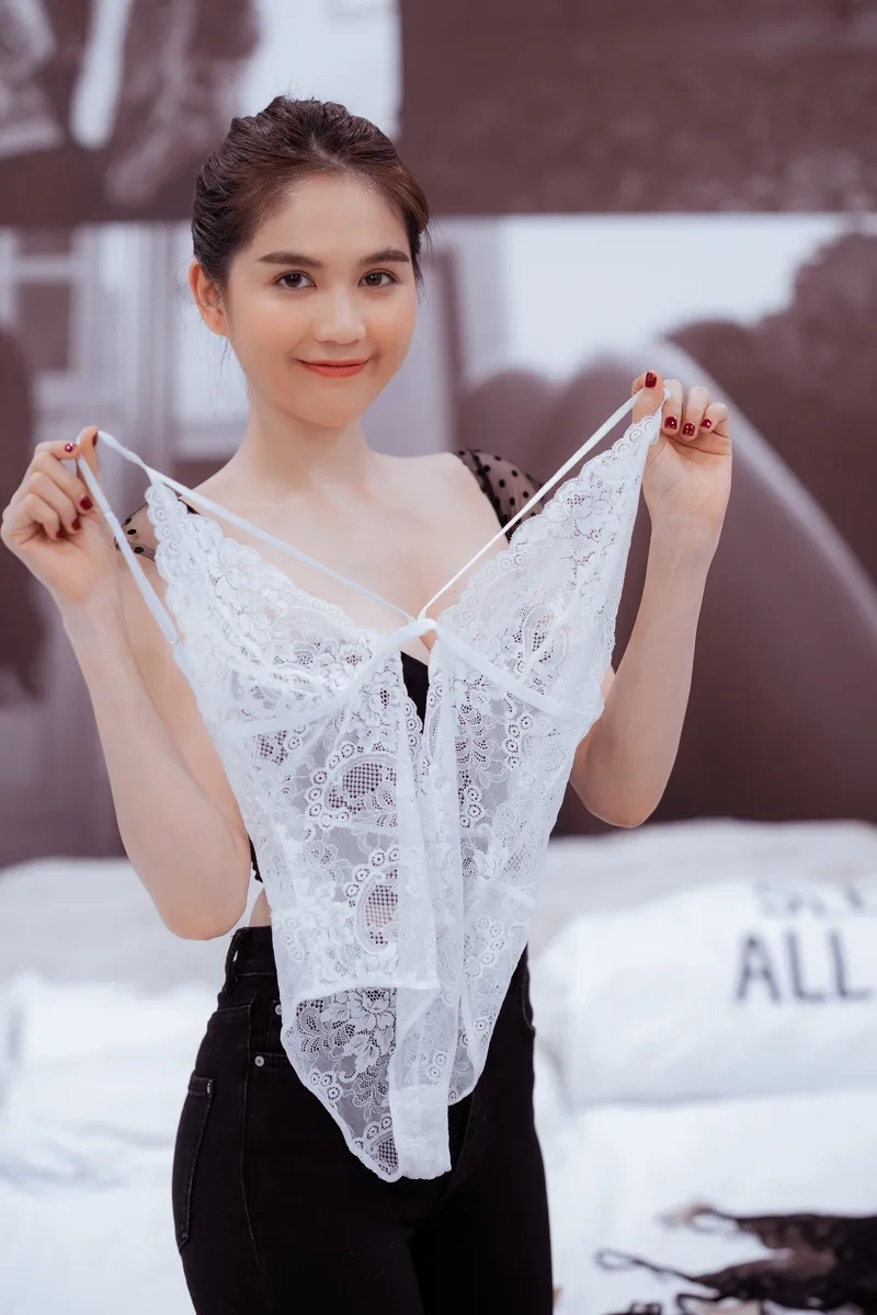 Ngọc Trinh không mặc gì vẫn toát lên vẻ đẹp nóng bỏng, đầy quyến rũ