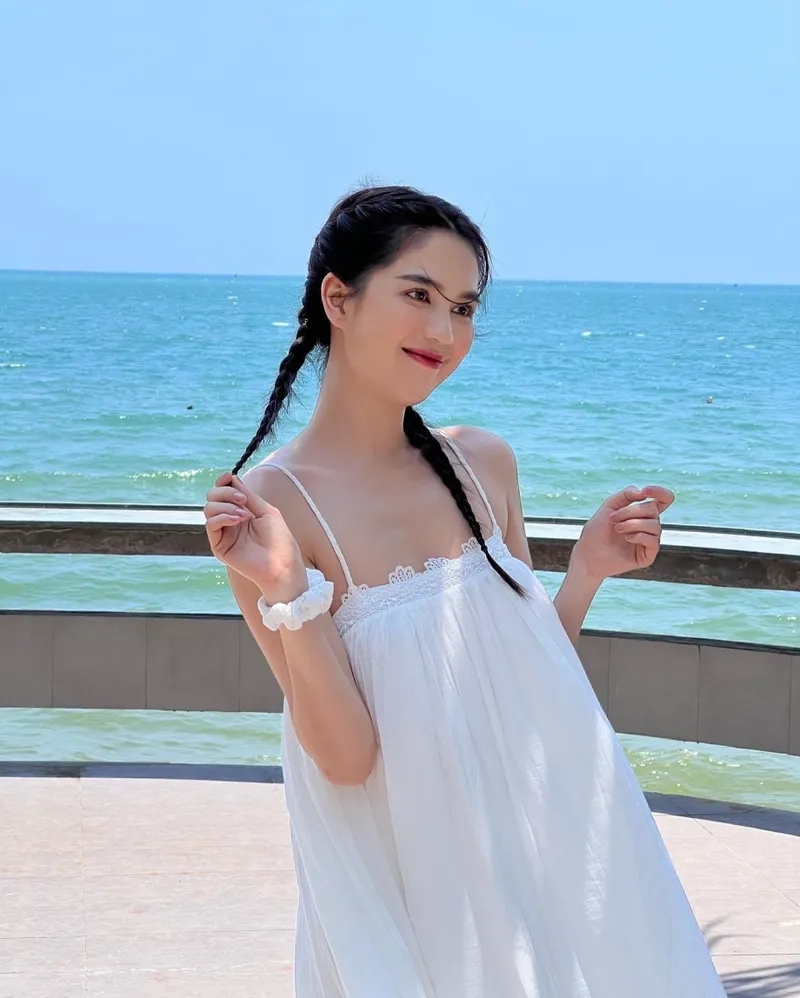 Ngọc Trinh áo xuyên thấu mang đến vẻ đẹp đầy cuốn hút