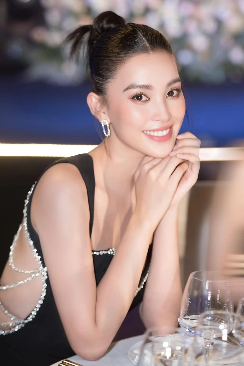 Hoa hậu Vy đẹp rạng ngời, luôn nhận được tình cảm yêu mến từ công chúng