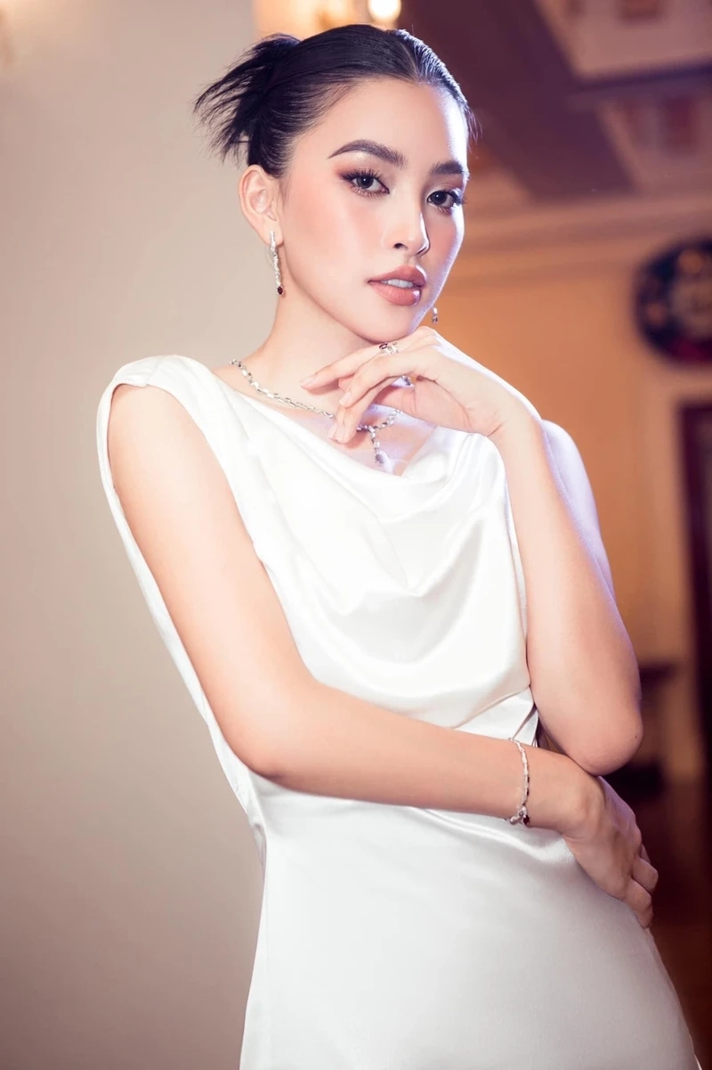 Tiểu Vy sinh năm, luôn gắn liền với hình ảnh người đẹp tài năng
