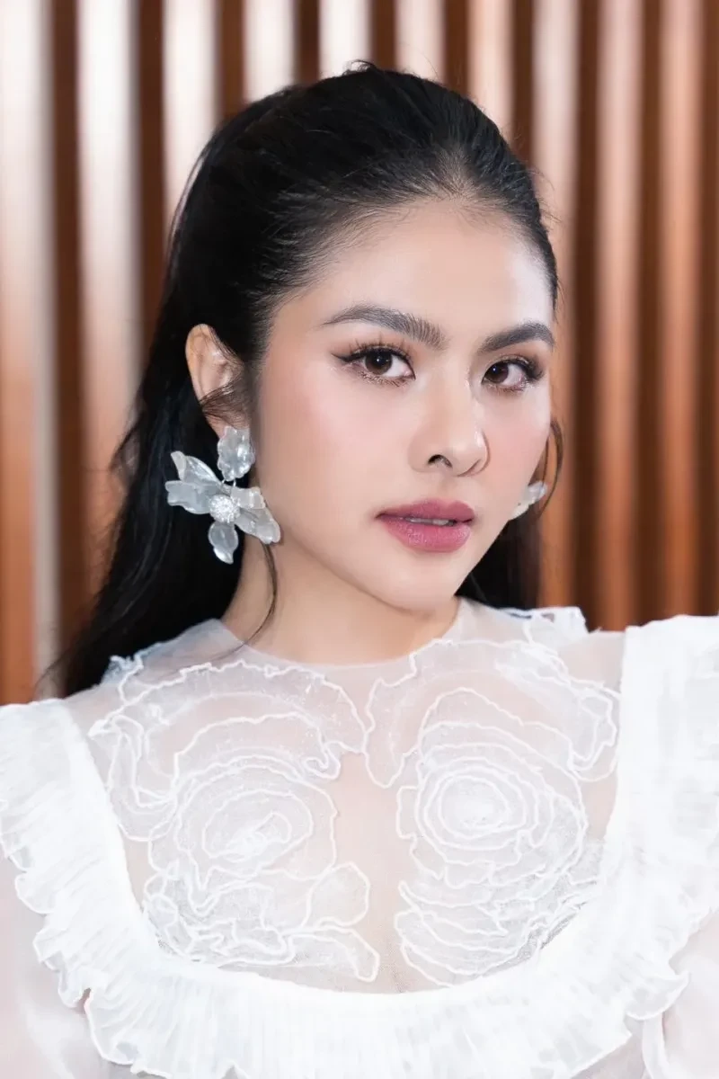 Diễn viên Vân Trang mặc bikini trong các chuyến du lịch nổi bật