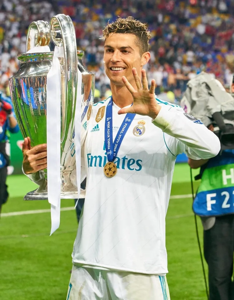 Đắm chìm trong ảnh ronaldo cực chất trên sân cỏ