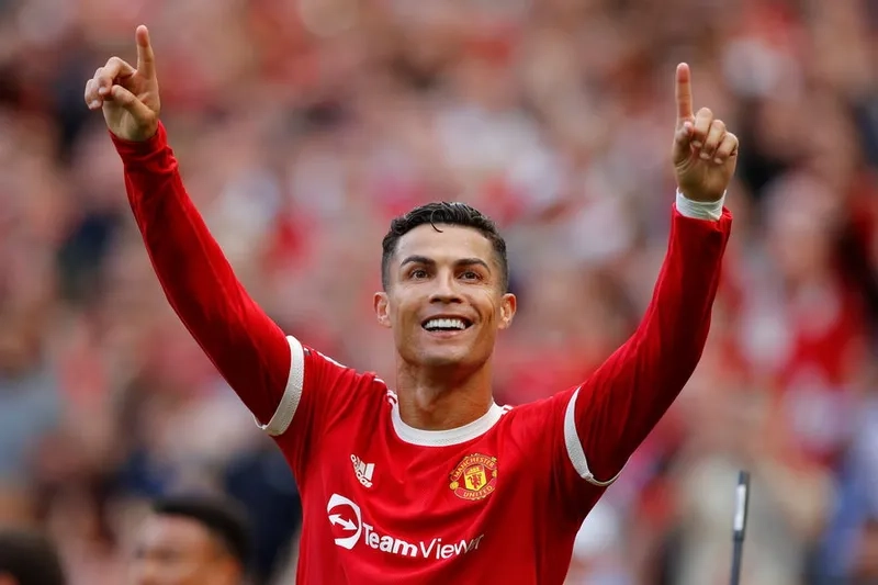 Huyền thoại trở lại qua ảnh ronaldo ở mu