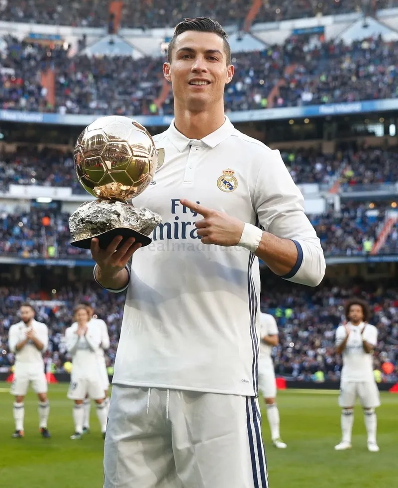 Khoảnh khắc vinh quang với ảnh ronaldo cầm cup