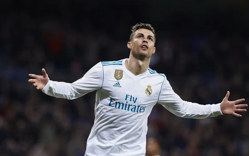 Hình ảnh ấn tượng của ảnh cầu thủ ronaldo trên sân cỏ