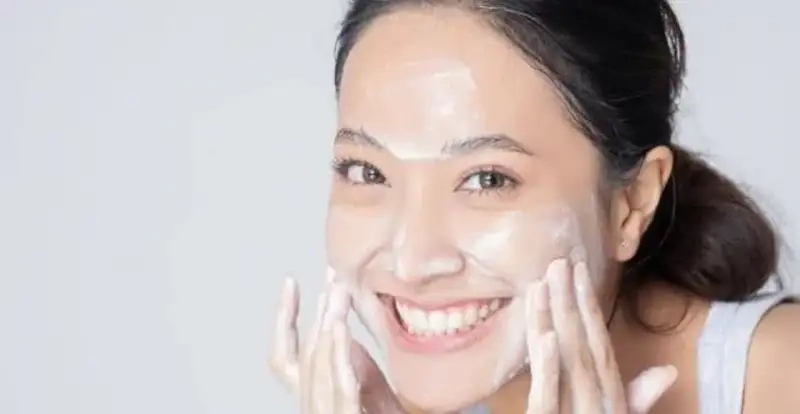 Dưỡng ẩm và bảo vệ da khỏi ánh nắng