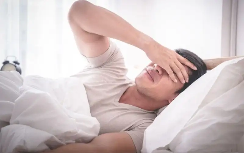 Tác hại đến giấc ngủ và sức khỏe tổng thể