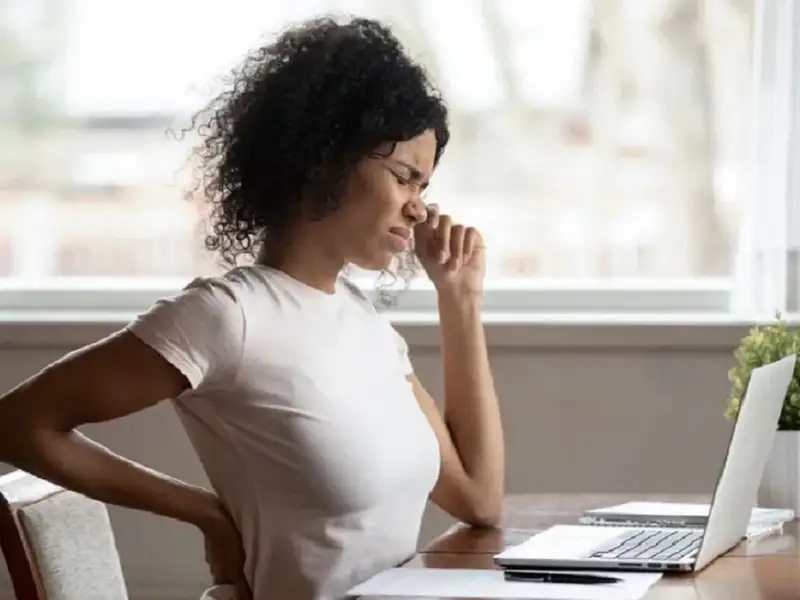 Ngồi nhiều gây ra tổn hại cho hệ xương khớp