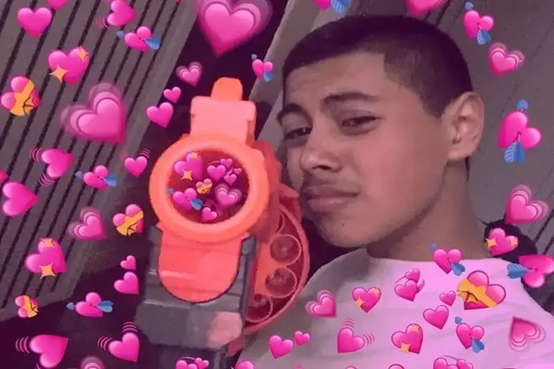 Lan tỏa yêu thương bằng bắn tim meme siêu ngầu