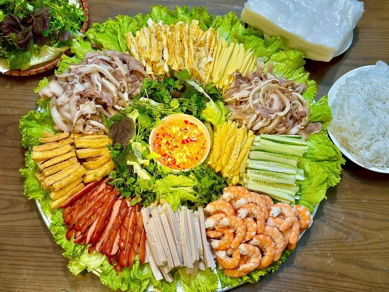 Sơ chế nguyên liệu làm món phở cuốn