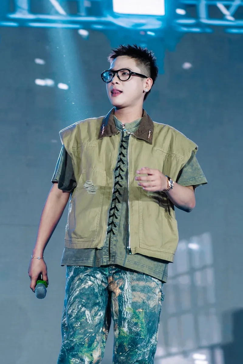 Quân AP show diễn mới nhất rực rỡ