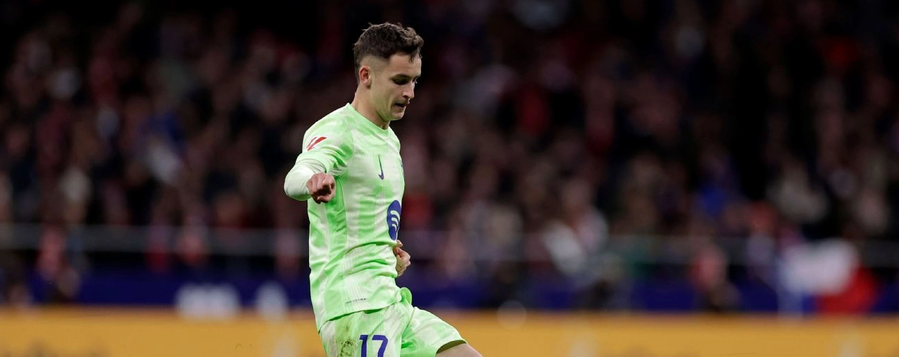 Huấn luyện viên Flick và các cầu thủ Barcelona, trong đó có Ronald Araújo