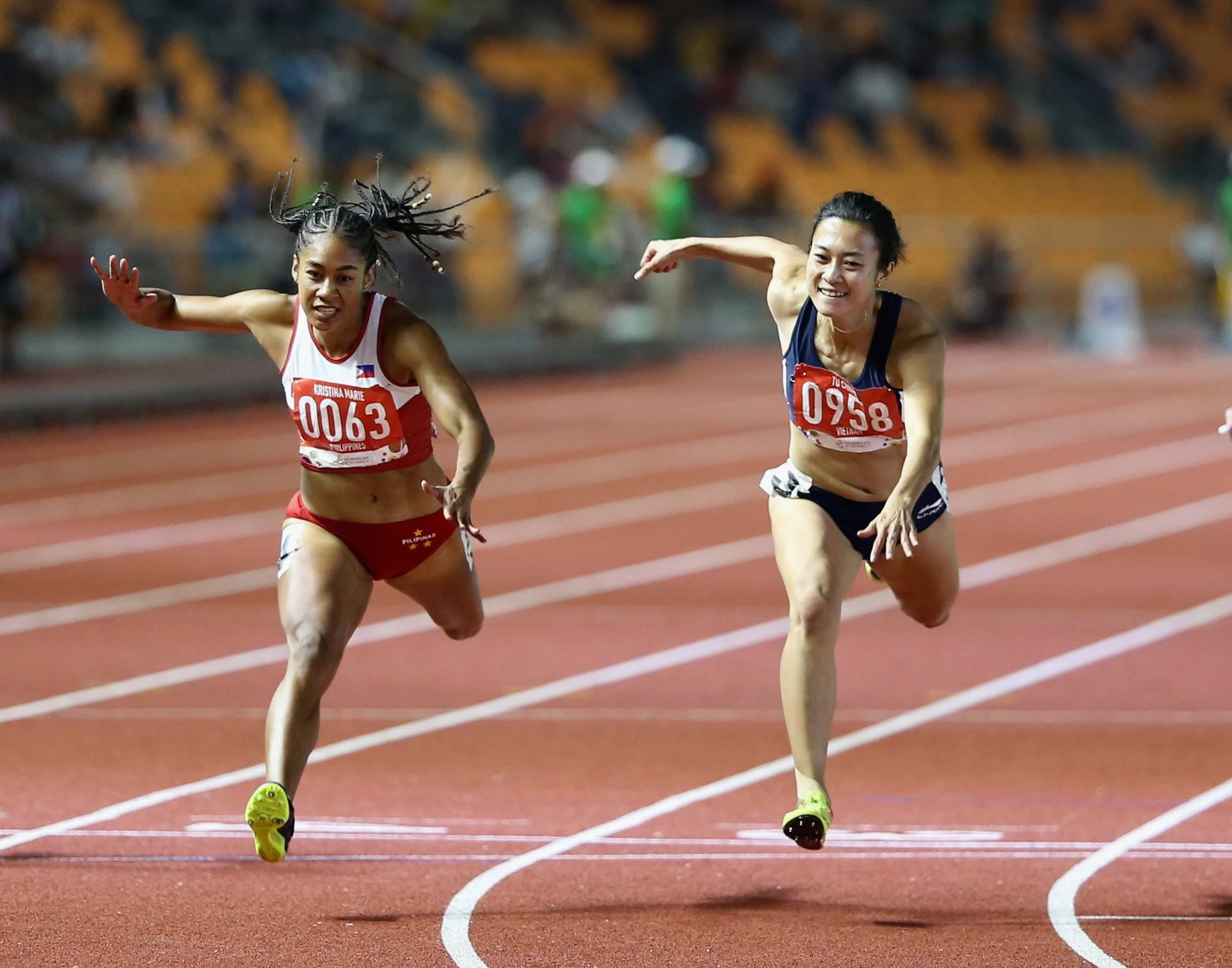 Khoảnh khắc Lê Tú Chinh về đích lịch sử tại SEA Games 30