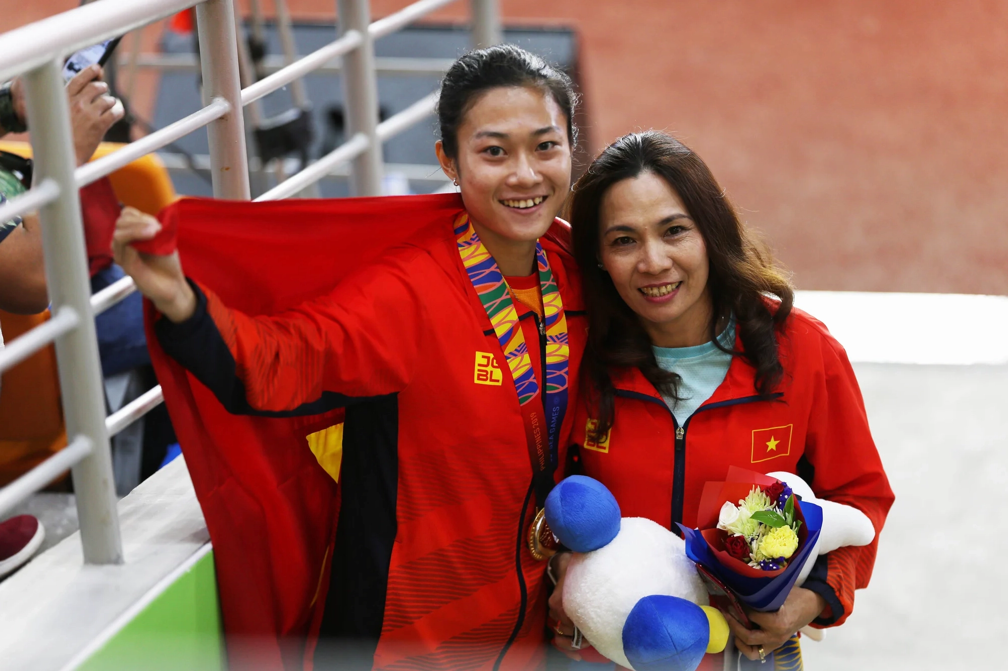 Lê Tú Chinh và HLV Thanh Hương sau HCV 100m nữ SEA Games 30
