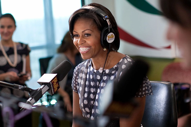 Phu nhân Michelle Obama đang trả lời phỏng vấn tại Glendale, California