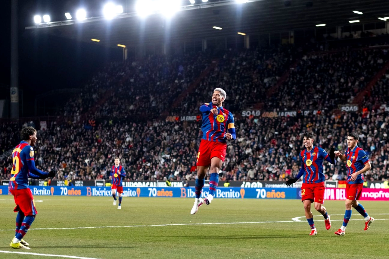 Ronald Araújo ăn mừng bàn thắng cho Barcelona tại Copa del Rey