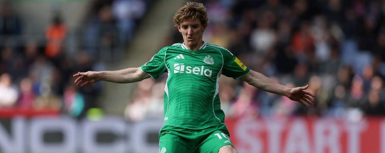 Pha chạm bóng tinh tế của bậc thầy đá phạt Nhật Bản