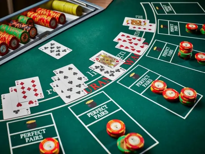 Cú lật bài siêu kinh điển khi chơi blackjack tại 8DAY