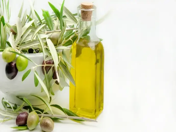 Làm đẹp bằng dầu ô liu hiệu quả tự nhiên cho da tóc móng