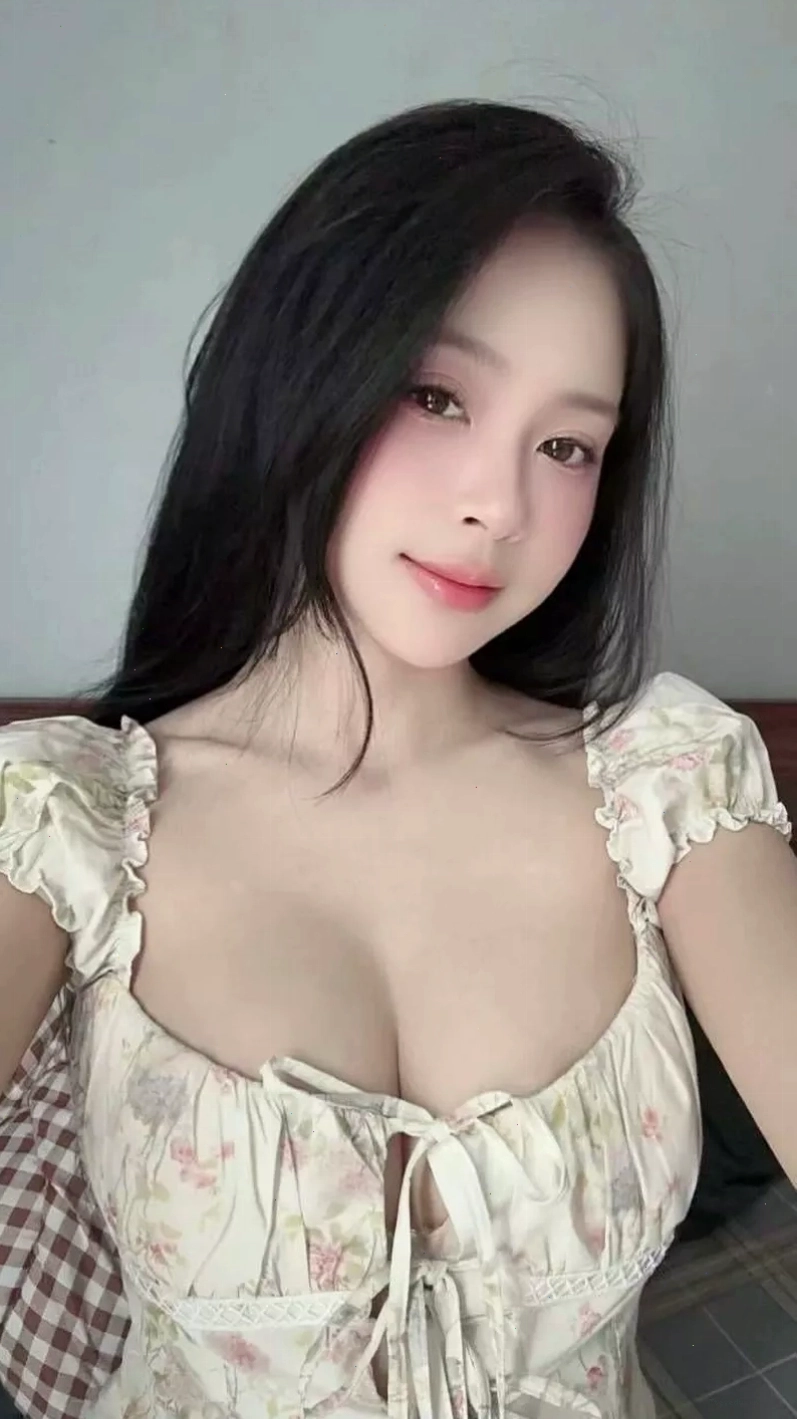 Ảnh chân dung gái xinh vú to bikini