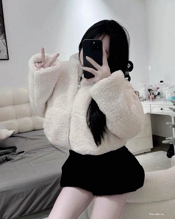 Ảnh chụp trước gương che mặt nữ với trang phục cá tính