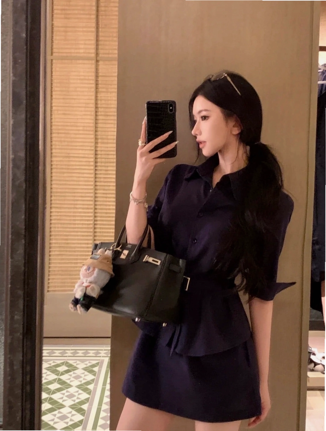 Ảnh chụp trước gương đầy phong cách với phụ kiện độc đáo