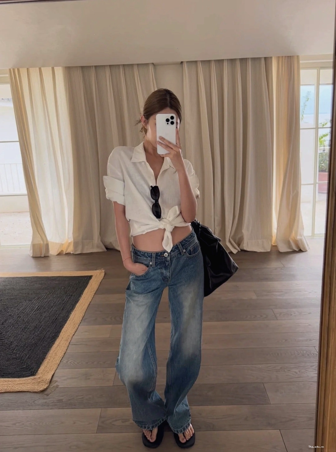 Ảnh chụp trước gương toàn thân với outfit cá tính