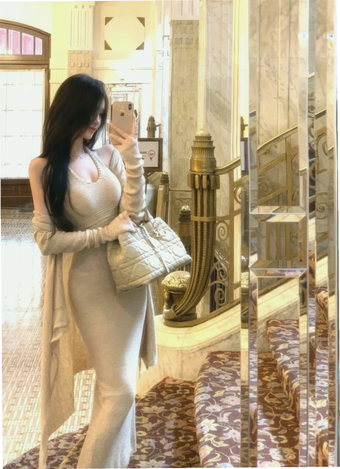 Ảnh chụp trước gương với biểu cảm nhẹ nhàng