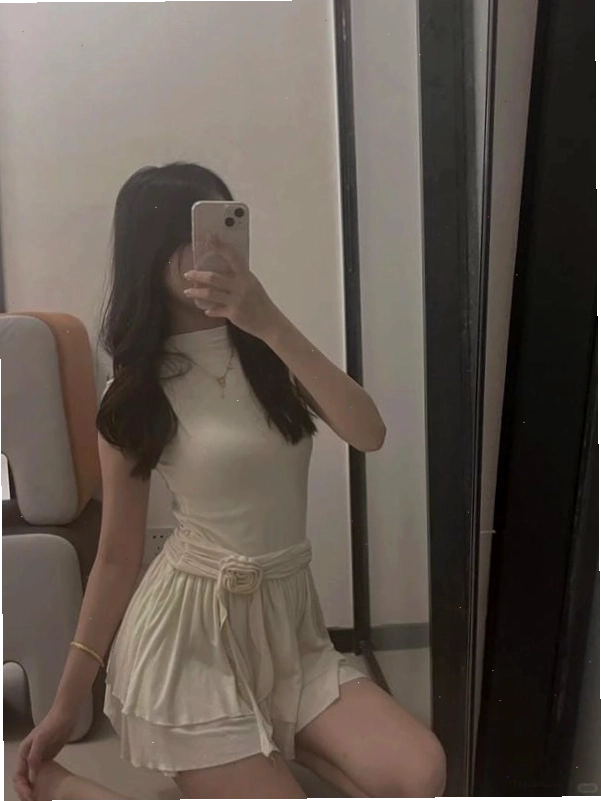 Ảnh gái xinh chụp trước gương thể hiện phong cách năng động